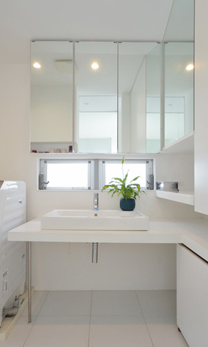 白でまとめた清潔感のある洗面スペース