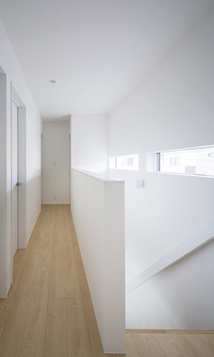 やわらかい雰囲気のフローリングと白い壁