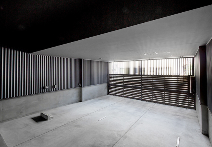 格子が美しい広々としたガレージ