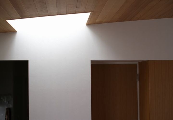 ナチュラルな内壁とトップライト