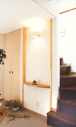 階段下の大容量下足入のあるエントランス