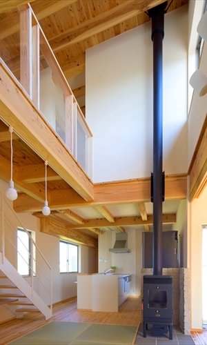 吹抜けと薪ストーブ