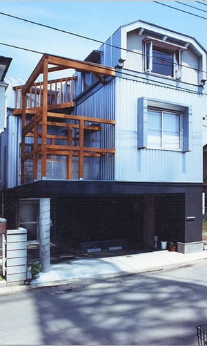 1階カーポート・2つのデッキのある3階建