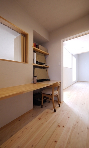 子ども部屋とさりげなく隣り合う書斎