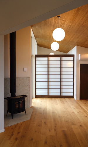 薪ストーブのあるリビングから土間方向を見る