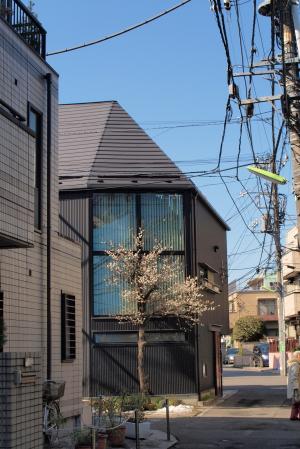 梅の木のある家