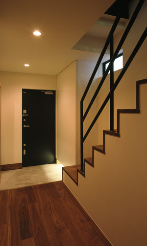 玄関にある全身大の鏡は、玄関ホールを広く見せる手段のひとつ