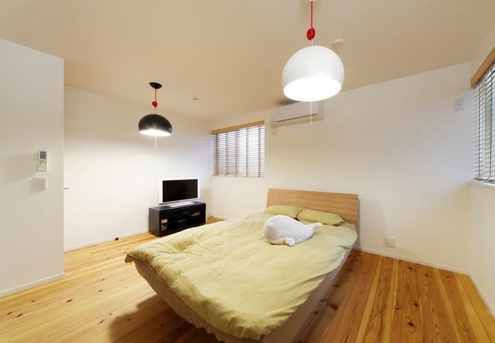 シンプルな部屋に、白と黒のシェードが目を引くペンダント照明