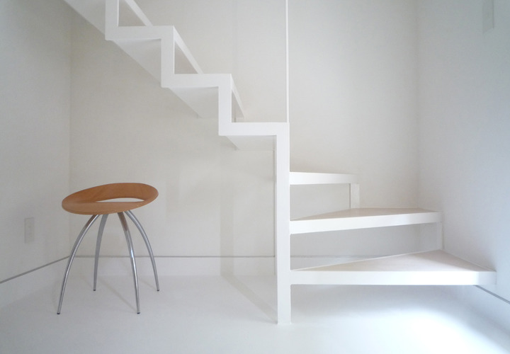 白でまとめあげた、軽やかで動きのあるフレーム階段