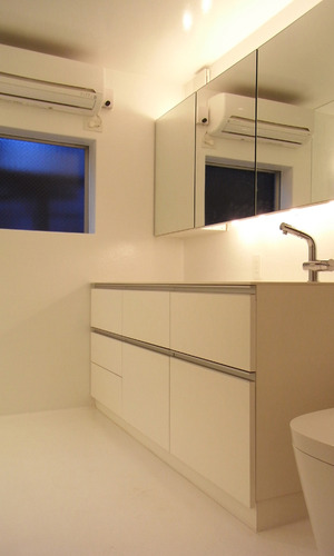 大容量の収納スペースが、雑然としがちな水回りをカバーする洗面ルーム