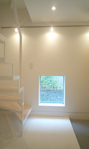 目線を遮る位置にある窓が、安心して外の気配を感じとれる玄関スペース