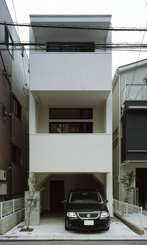 中高層マンションの建ち並ぶ中で、採光と目線を切ることに配慮した外観