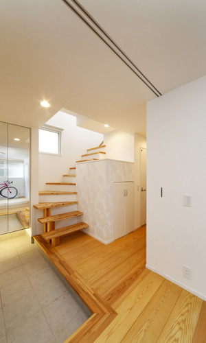 穏やかな空気が広がる、杉の無垢材でまとめたフローリングと階段