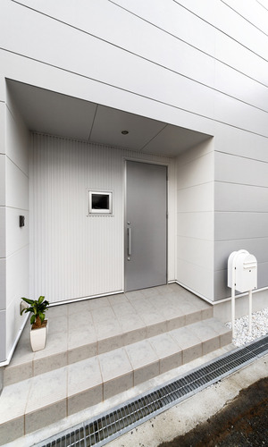 シルバーと白でまとめた、飾らないシンプルな外観