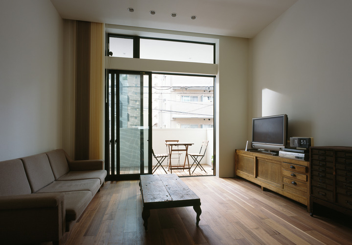 思い入れのあるビンテージ家具にやさしい光が注ぐリビング