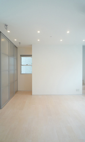 白を基調とした、ゆったりとした収納場所をもつリビング