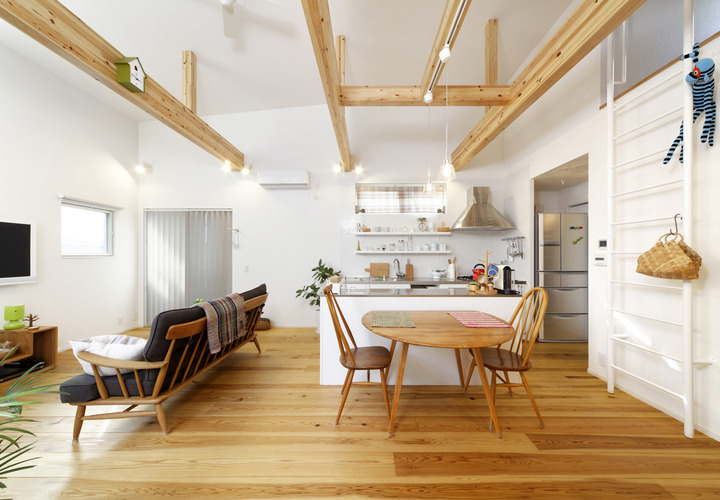 家の雰囲気の決め手となっている、アーコール家具が引き立つリビングダイニング