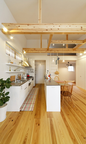 杉の無垢フローリングと、むき出しの梁が印象的なダイニング・キッチン