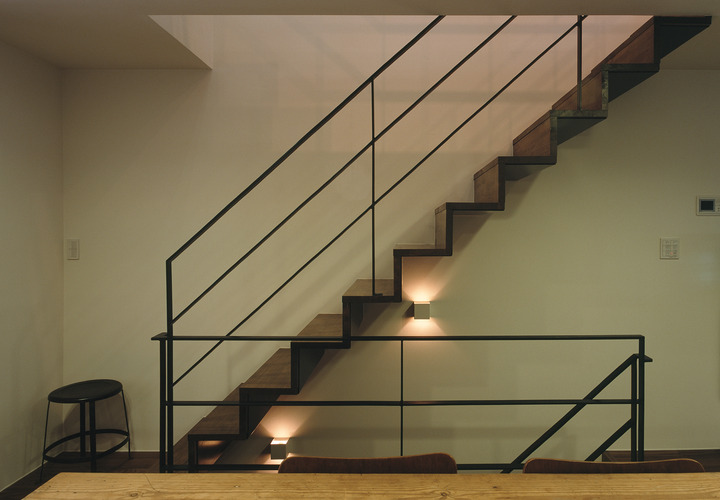 厚みを抑えることで軽やかさを得た、味のある階段と手すり