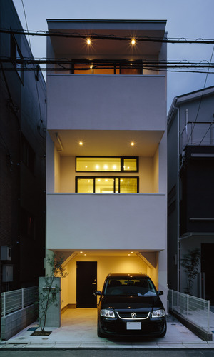 バルコニースペースに奥行きをもたせることで、外からは室内が見えにくい外観