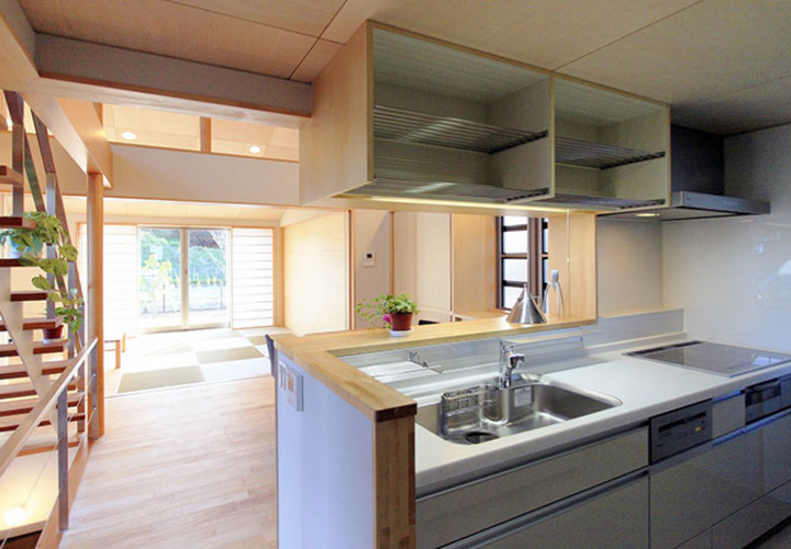 キッチンからリビングの眺め