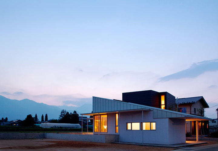 暮れゆく安曇野の夕景に浮かび上がる優しい灯り