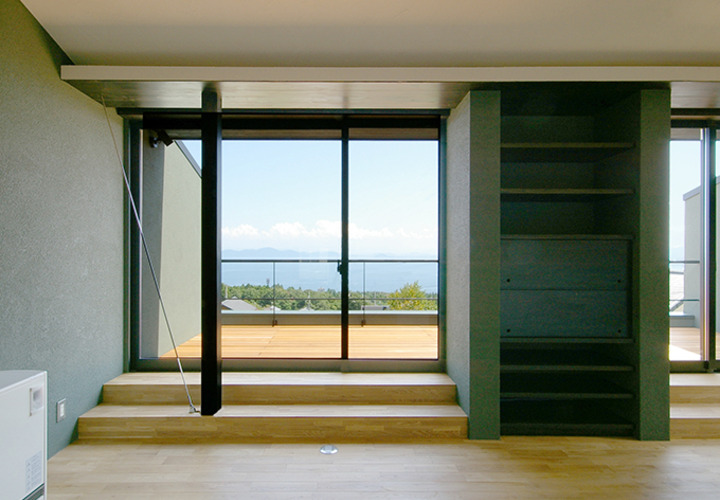琵琶湖を望む家