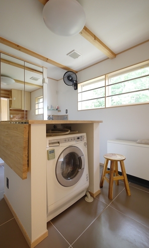 アイランドカウンターのある洗面所