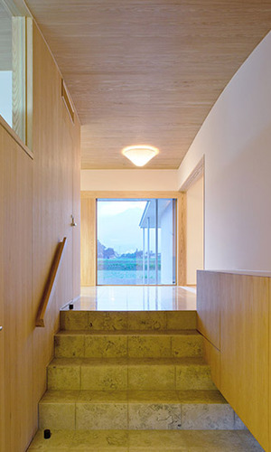 玄関より玄関ホール