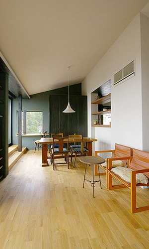 アンティーク家具の似合うモダンな空間