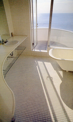 浴室から海を望む