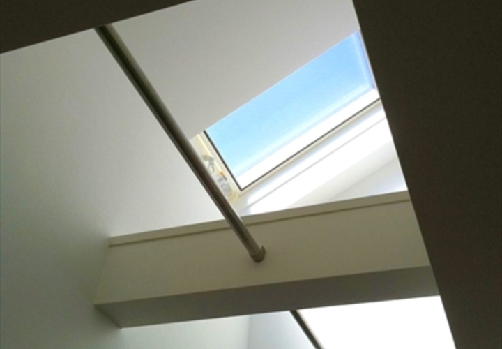 下階までの明るさと通風を確保する天窓