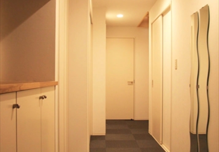 収納を集中確保して広々とした玄関