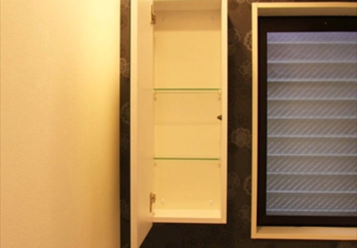 トイレの手洗器と幅を合わせた鏡裏収納