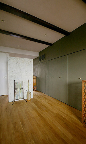 壁と同じ素材で仕上げ1枚の壁面のように見せる。