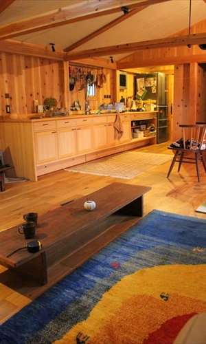 温かい雰囲気の室内に馴染む木のキッチン