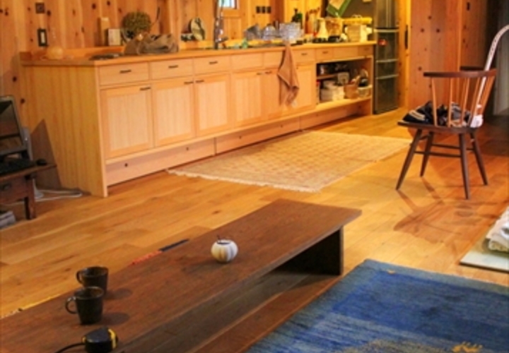 温かい雰囲気の室内に馴染む木のキッチン