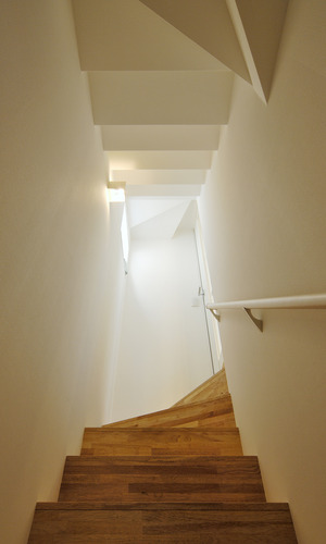 天井も木階段と同じ形状になっている動きのある階段空間