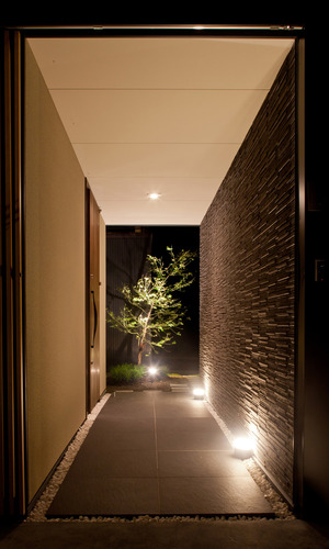 玄関に入って一番に目に飛び込む、柔らかい光の行灯風光壁