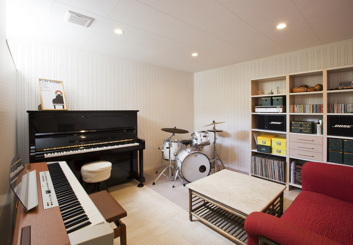 敷地の高低差を利用して作った、趣味のドラムを思う存分楽しめる防音室