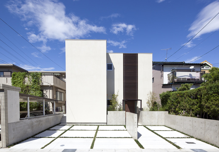 南側に開かないことで強烈な日射を遮り、壁沿いに光を内部に入るようにした外観