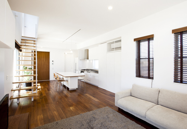 茶色と白で統一されたシンプルで明るいモダンなＬＤＫ