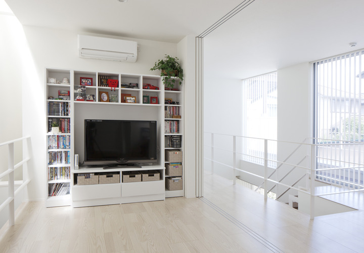 トップライトの光と吹抜けに面する開放的なファミリーリビング