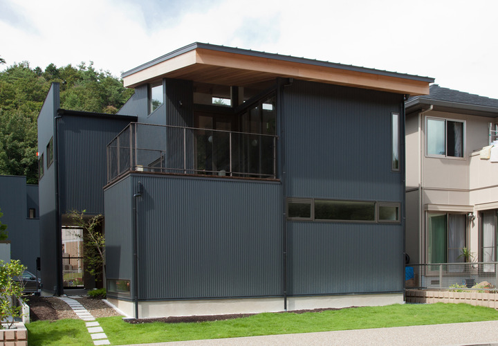 森に囲まれ自然に恵まれた、和モダンなテイストの外観