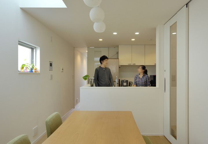 トップライトより明るい光がふんわりと落ちてくるダイニング・キッチン