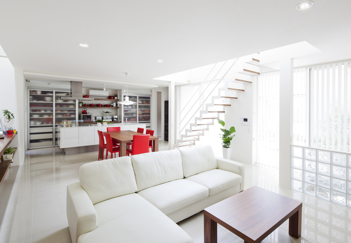 トップライトと階段周りの吹抜けから入ってくる、和らいだ光でいっぱいのＬＤＫ