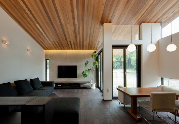 この家一番の見せ場となる、バルコニーまでつながる板張りの勾配天井