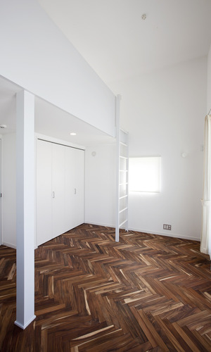 ヘリンボーンのフローリングが、シンプルながら遊び心のある子供室