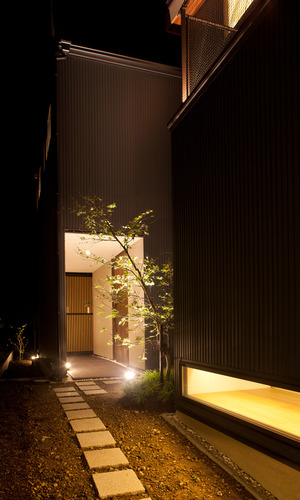 侘び寂びを感じる、旅館に泊まりに来たような雰囲気のある玄関