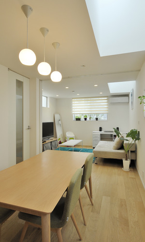 どこにいても家族を感じることのできる、優しいテイストでまとめられたリビング・ダイニング